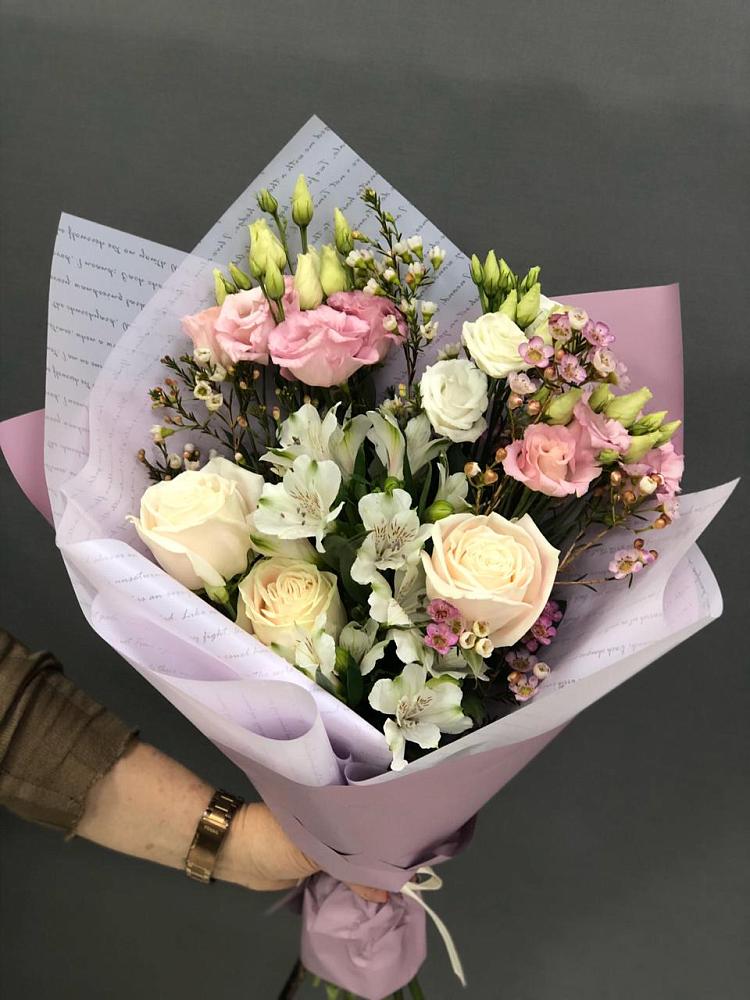 Букет цветов из: Альстромерии, Розы и Лизиантусы в Шубном