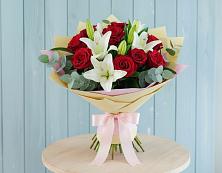 Букет цветов из:  Лилии и Розы в Шубном