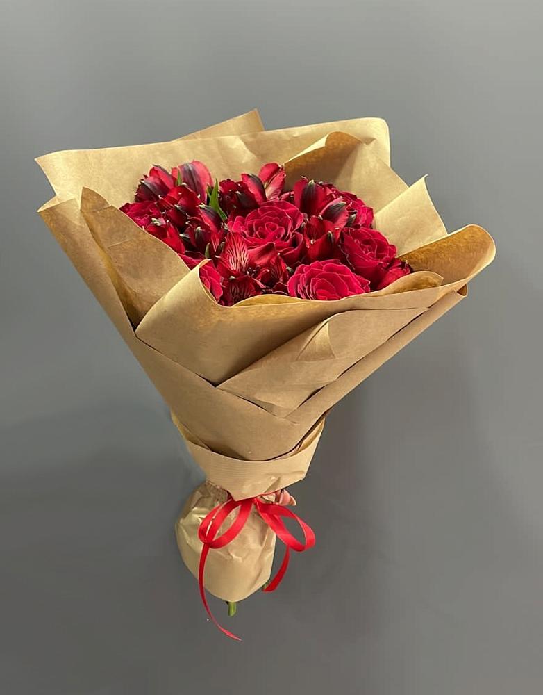 Букет цветов из: Альстромерии и Розы в Шубном