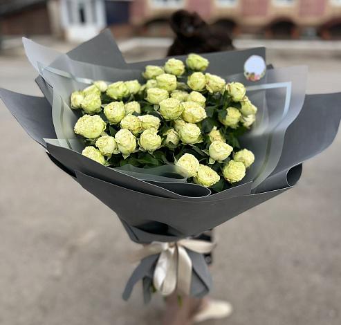 Букет Белые кустовые розы Солинеро в Шубном