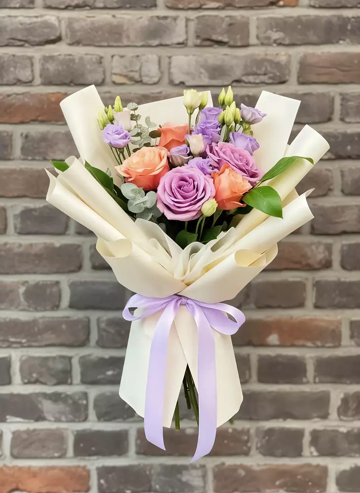 Букет цветов из: Лизиантусы и Розы в Шубном