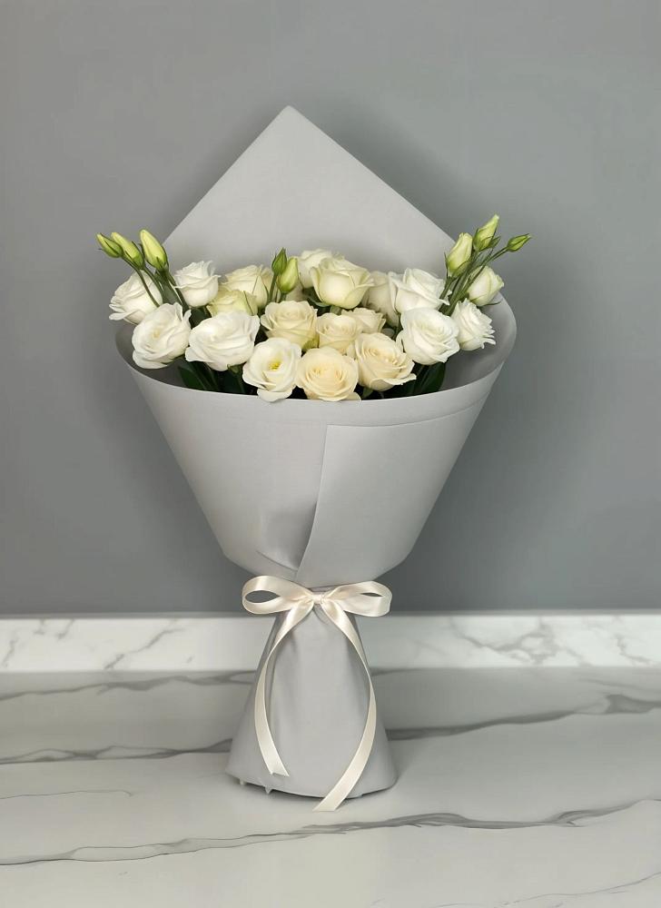 Букет цветов из: Розы и Лизиантусы в Шубном