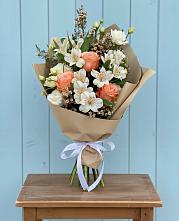 Букет цветов из:  Альстромерии, Лизиантусы, Розы и Хризантемы в Шубном