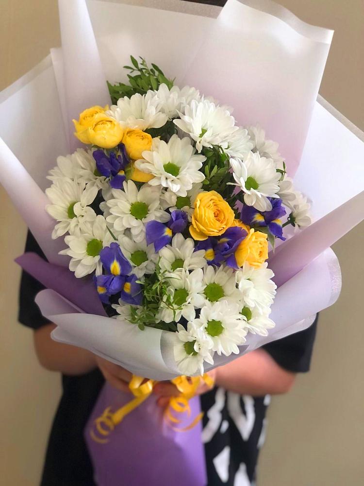 Букет цветов из: Ирисы, Хризантемы и Розы в Шубном