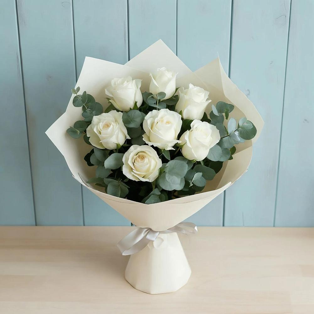 Букет Белые розы в Эвкалипте в Шубном