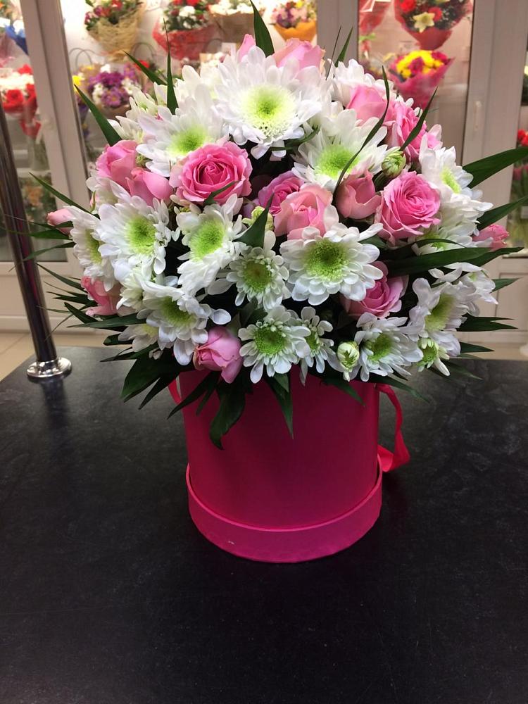 Цветочная композиция из Розы и Хризантемы в шляпной коробке в Шубном