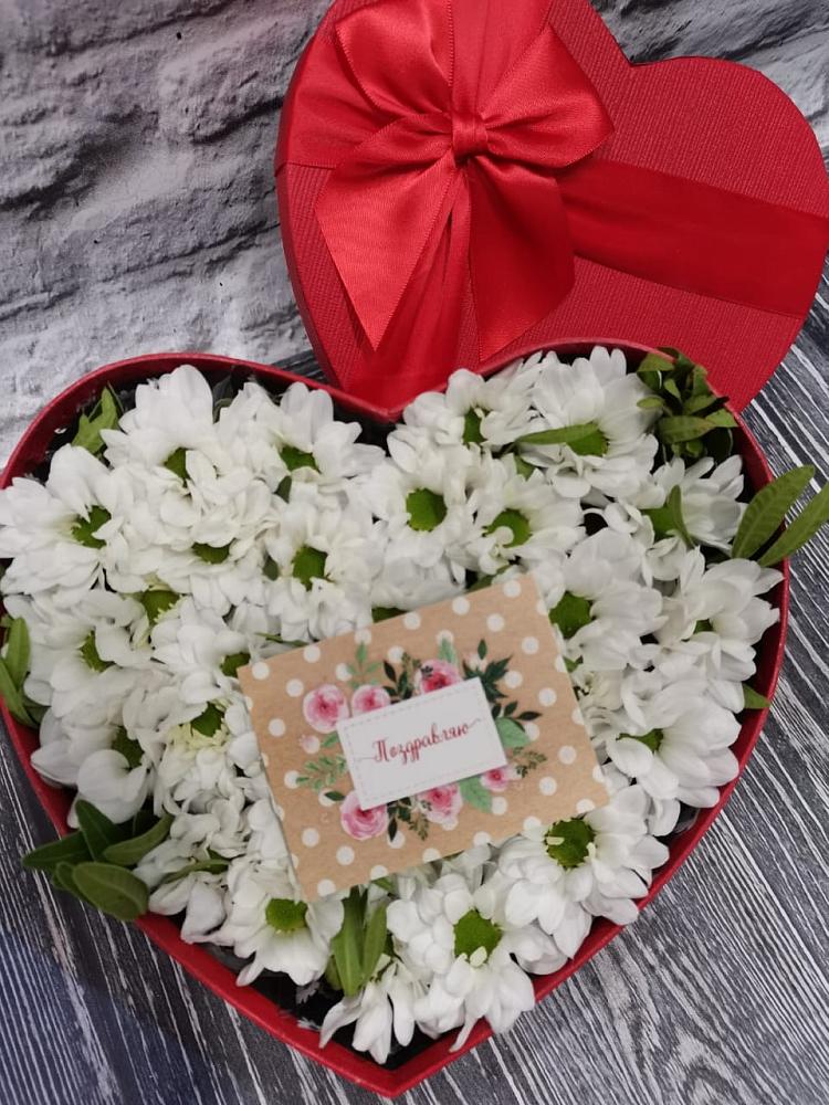 Цветочная композиция из Хризантемы в виде сердца в Шубном