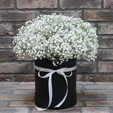 Цветочная композиция из Гипсофила в шляпной коробке в Шубном
