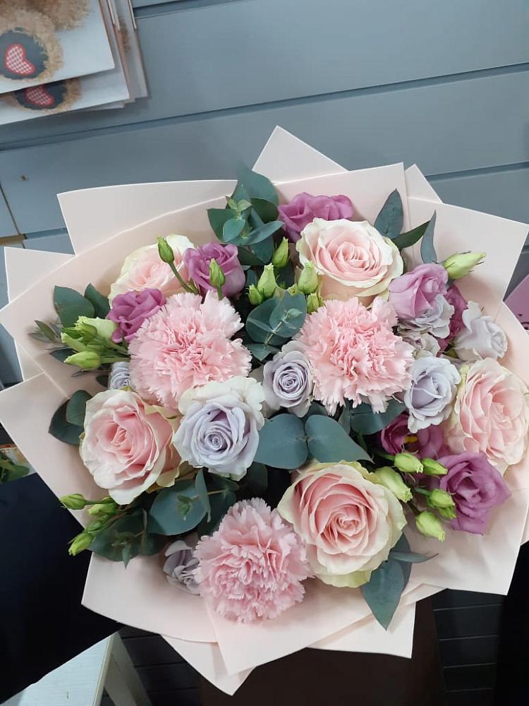 Букет цветов из: Розы, Гвоздики и Лизиантусы в Шубном