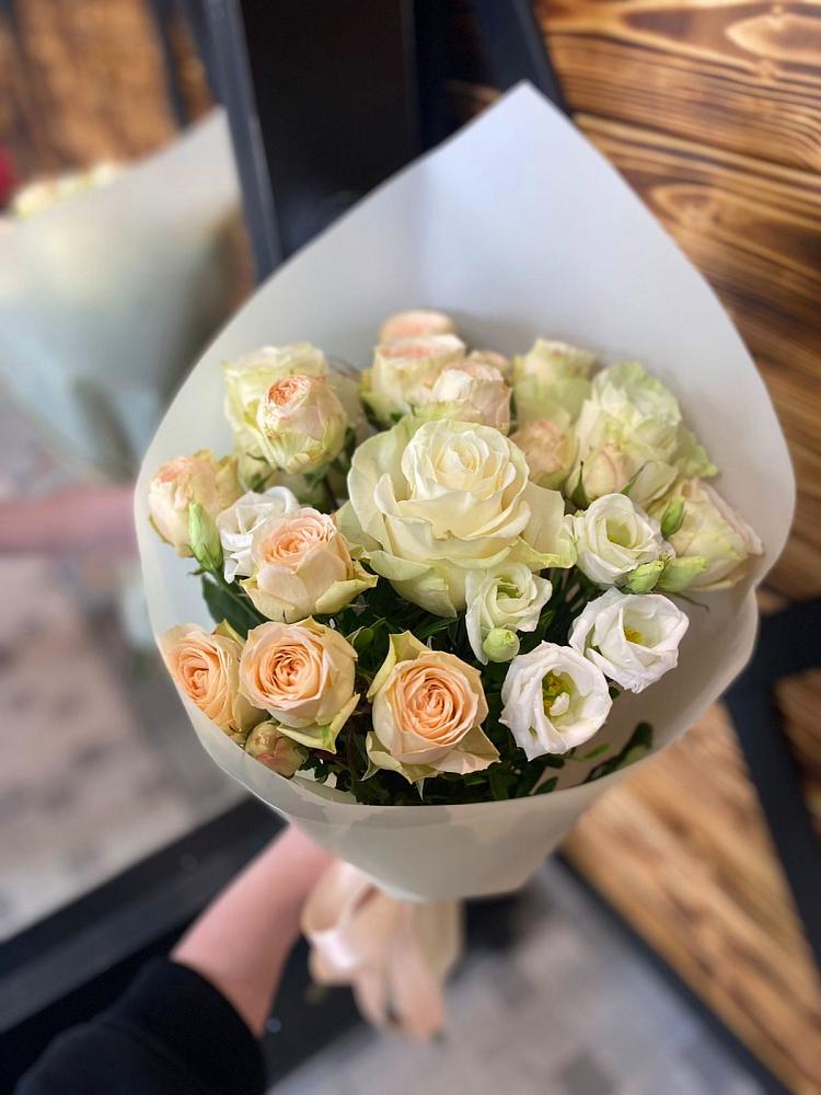 Букет цветов из: Розы и Лизиантусы в Шубном